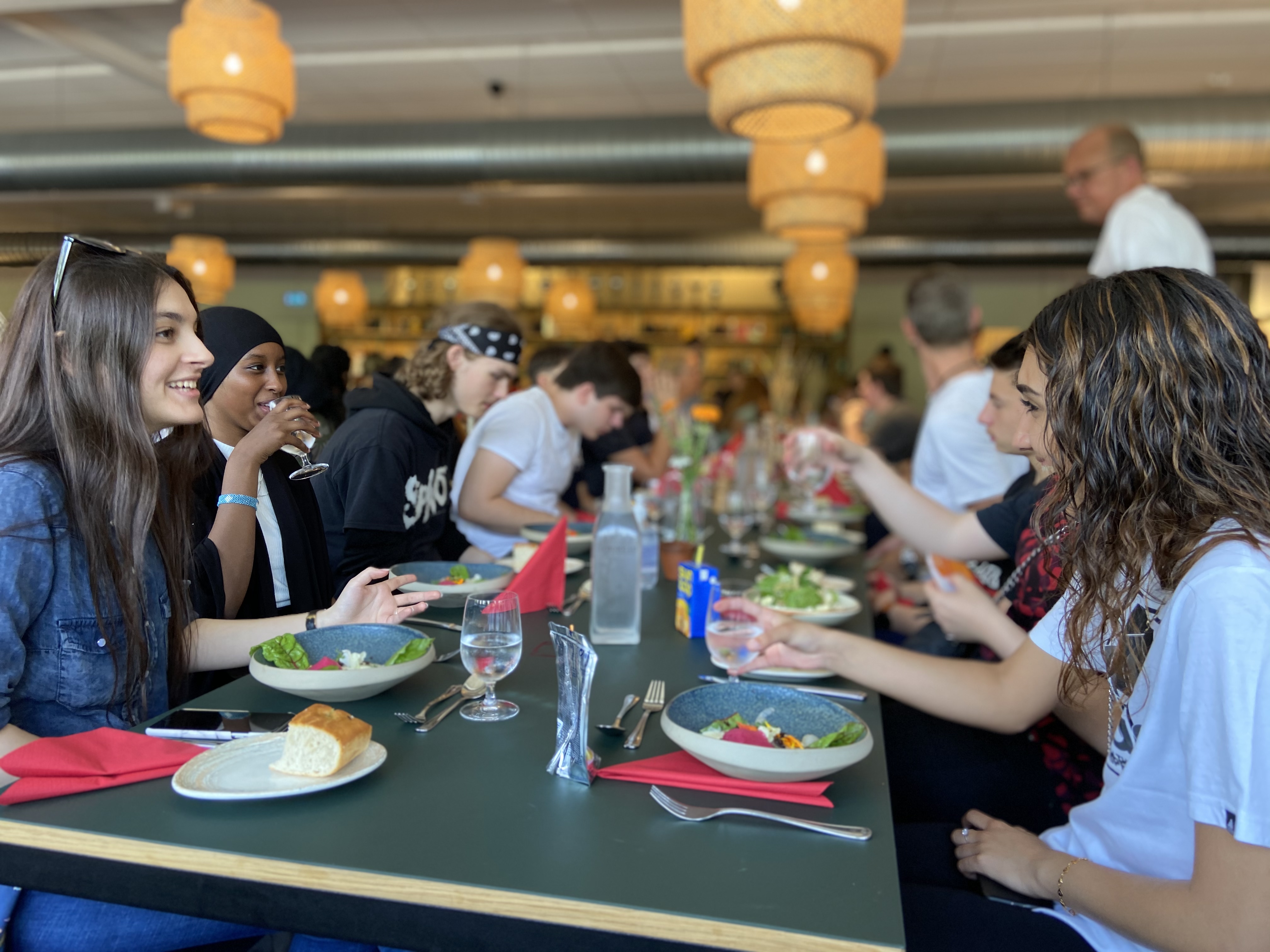Hvis du overvejer at starte på Hotel- og Restaurantskolen, kan du komme på besøg og opleve os