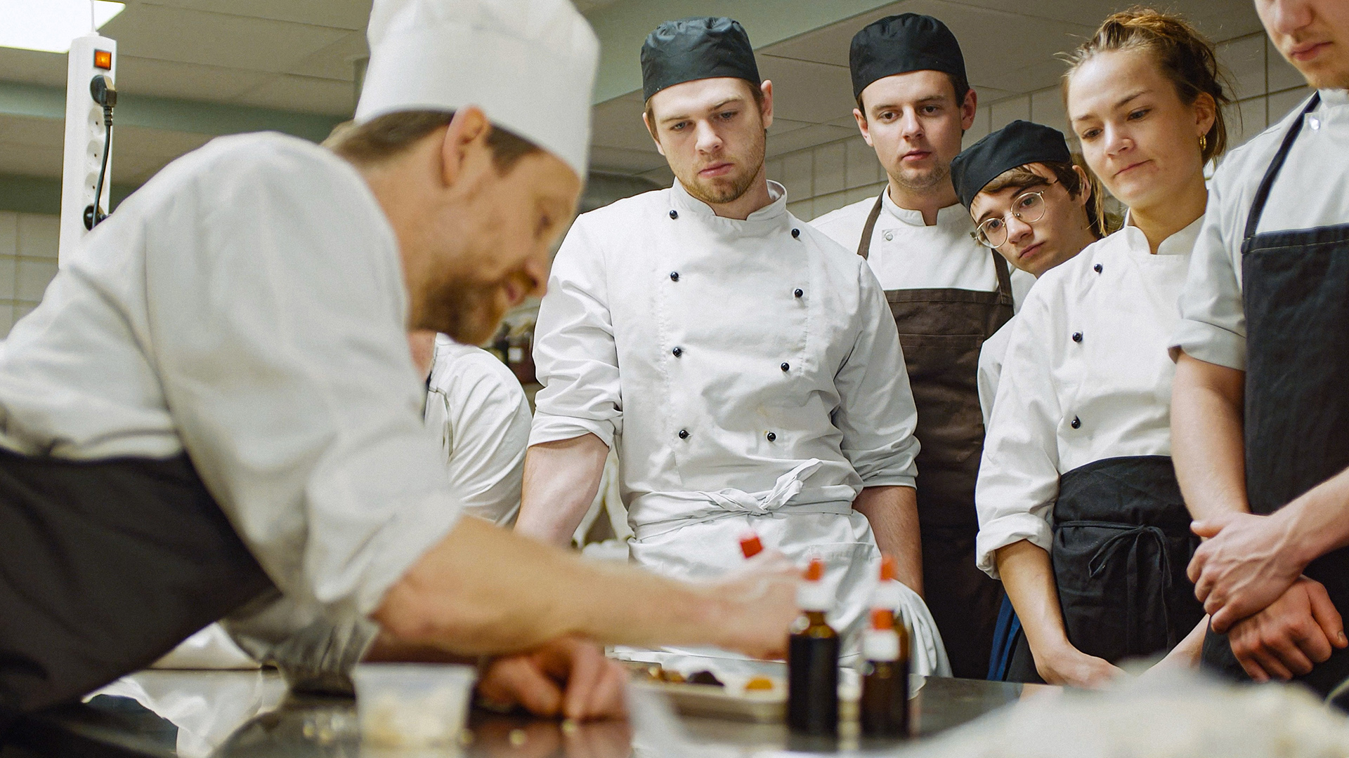 Martin Pedersen i fermenteringslokalet med kokkeelever på Hotel- og Restaurantskolen